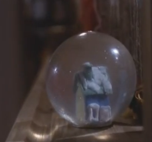 "A Short Film About Love". El regalo de Tomek a Magda. No aparece en Decálogo Seis": Este objeto  anticipa al de la bola de cristal que usaba la protagonista de "La Double vie de Véronique" para crear efectos ópticos, cuando viajaba en el tren.