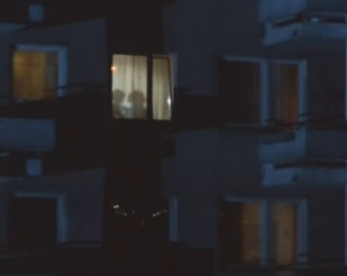 "A Short Film About Love". Luego de divisar la silueta de Tomek en la ventana de su apartamento, Magda logra ver que se acerca otra sombra, la de su madre adoptiva. Este detalle tampoco aparece en la versión de "Decálogo Seis".